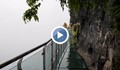 Уникален стъклен мост свързва две планини в Китай