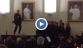 Танцуващи свещеници взривиха YouTube