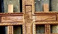Румънци дариха 2-метров дървен кръст на Русе