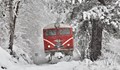 Снегът блокира влак при Борово