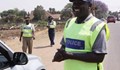 Властите искат от полицаите в Зимбабве да са по-усмихнати, за да не гонят туристите
