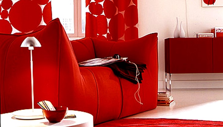 Ако искате да внесете повече позитивизъм и късмет в дома си, декорирайте хола и спалнята с нещо червено.