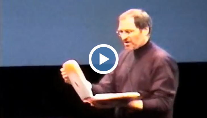 Стив Джобс от Apple показва възможността на iBook да ползва безжичен интернет през 1999 година
