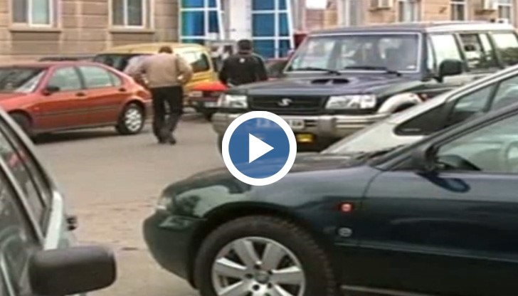 За струпване на множество автомобили пред ДКЦ 1 – бившата Първа поликлиника, сигнализираха русенци
