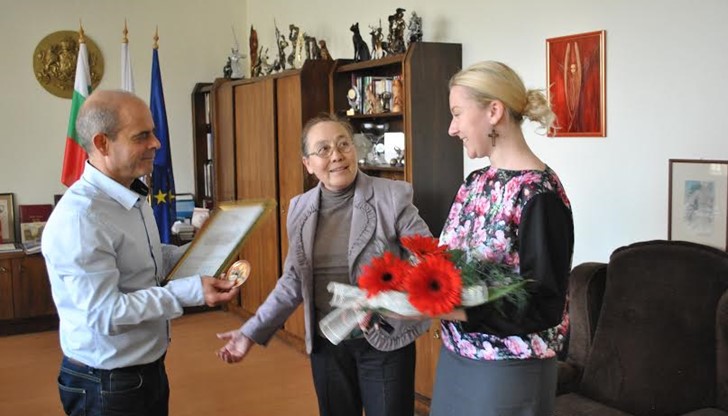 Почетната грамота и сувенир от Москва връчи Маша Станчева – председател на Руския клуб в Русе