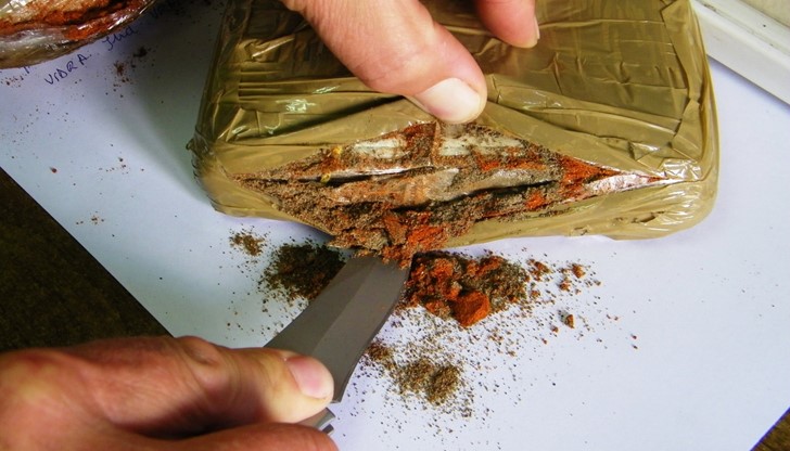 Открити и задържани са общо 15 940 британски паунда.