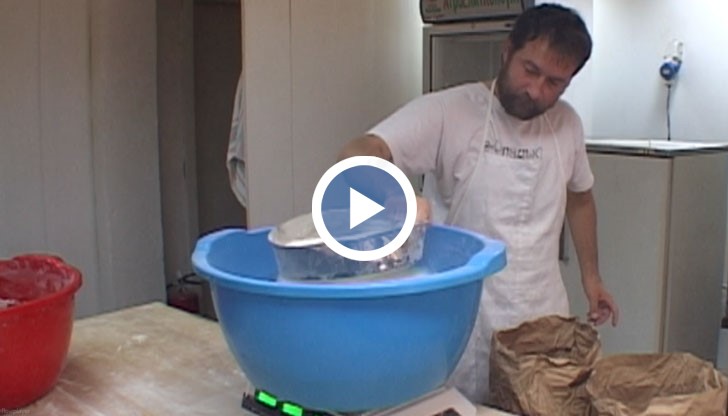 Майстора използва древен метод за приготвяне на хляба, като замесва брашно, изворна вода и жива мая