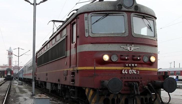 Човек е бил блъснат от влак до прелеза в  "Родина" преди половин час.