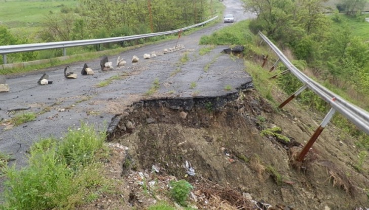 От три дни АПИ предупреждава, че стената е напукана и има опасност от свличането й От три дни АПИ предупреждава, че стената е напукана и има опасност от свличането й