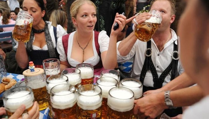 Тази година 6.3 млн. души посетиха Октоберфест, а през 2013 - 6.4 млн. души Тази година 6.3 млн. души посетиха Октоберфест, а през 2013 - 6.4 млн. души