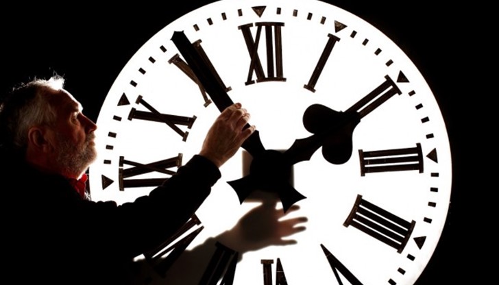 Точно в 04.00 часа настъпи влизането на зимното часово време и стрелките отидоха на 03:00 часа. Точно в 04.00 часа настъпи влизането на зимното часово време и стрелките отидоха на 03:00 часа.