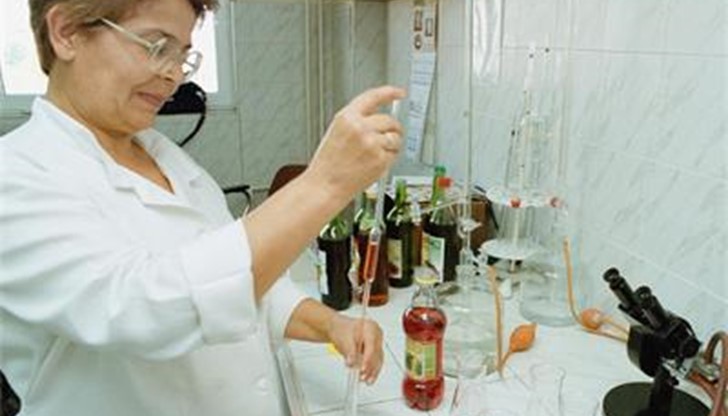 Пробутват ни опасна синтетична киселина с етикети уж за натурален оцет