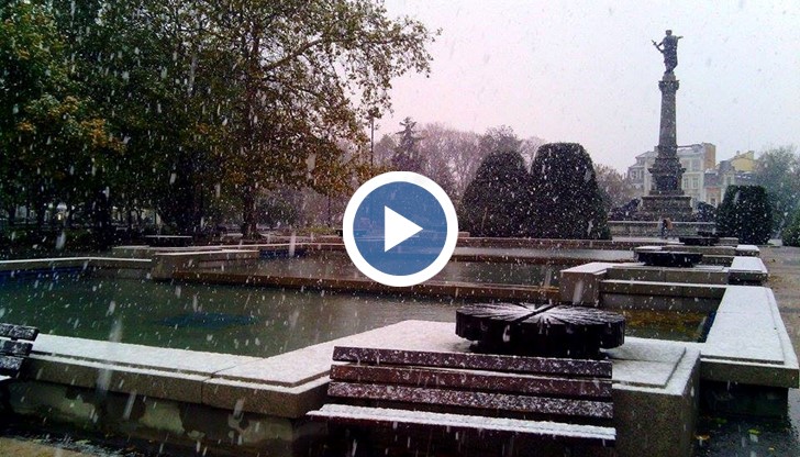 Шест снегорина чистят града след падането на първия сняг днес следобяд