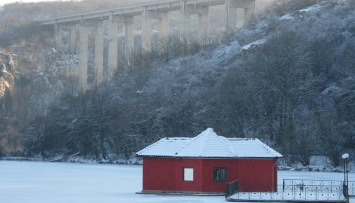 Товарният автомобил с румънска регистрация се е блъснал около 3.00 часа тази нощ в мантинелата на пътното съоръжение Товарният автомобил с румънска регистрация се е блъснал около 3.00 часа тази нощ в мантинелата на пътното съоръжение