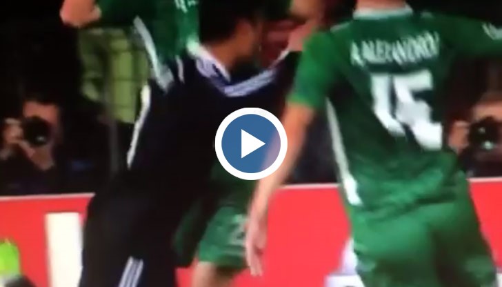 Кристиано Роналдо се хвърли на земята след контакт с Козмин Моци