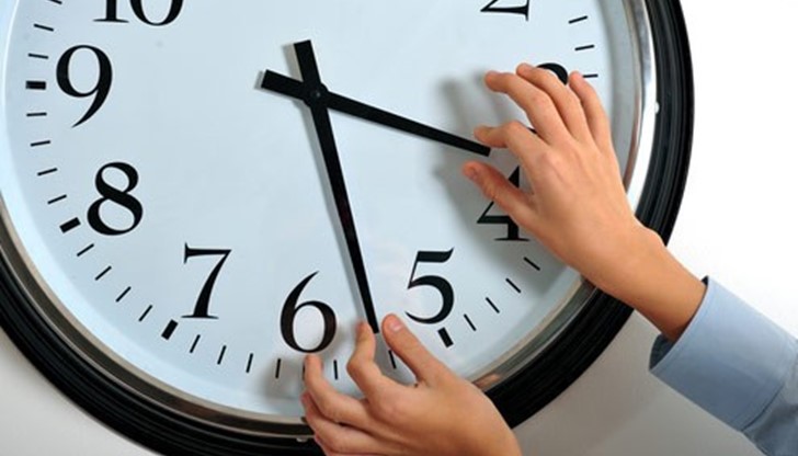 Тази нощ преминаваме към зимното часово време. Тази нощ преминаваме към зимното часово време.