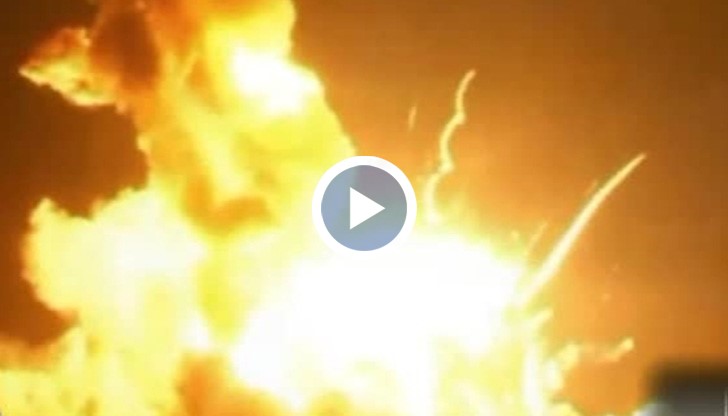 Експлозията е запалила небето над ракетната площадка във Вирджиния. Не е ясно каква е причината за случилото се.