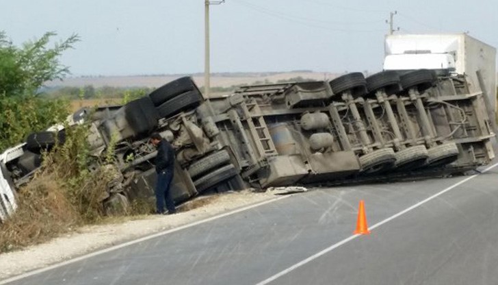 Има полицейски екип на мястото, което е отцепено с конуси