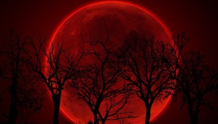 По време на астрономическото явление Луната първо навлиза в сянката на Земята, а след това излиза от нея