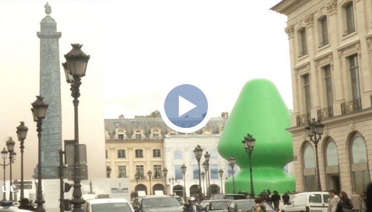 30-метровото надуваемо коледно дърво появило се в центъра на френската столица, предизвика недоумение сред жителите й.