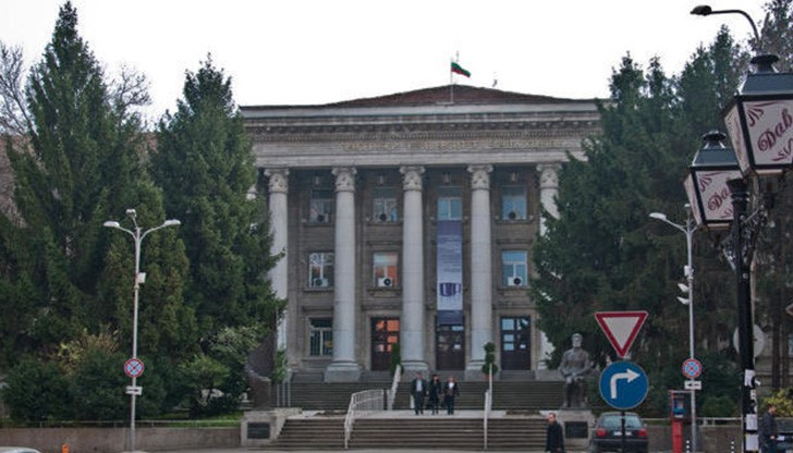 Домакините зарадваха преподаватели, студенти и гости със специално подготвен студентски концерт-спектакъл и юбилейна торта