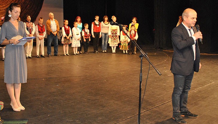 Днес кметът на община Русе Пламен Стоилов даде начало на младежкия фолклорен танцов фестивал „Северина“