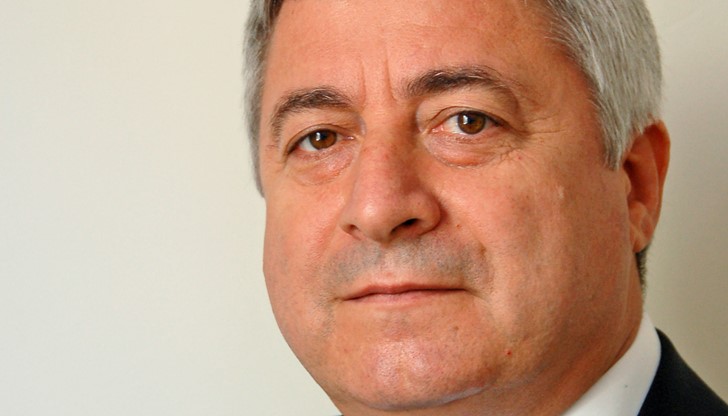 Христо Белоев от Коалиция "БСП - Лява България" е първият депутат, който напусна Народното събрание. Христо Белоев от Коалиция "БСП - Лява България" е първият депутат, който напусна Народното събрание.