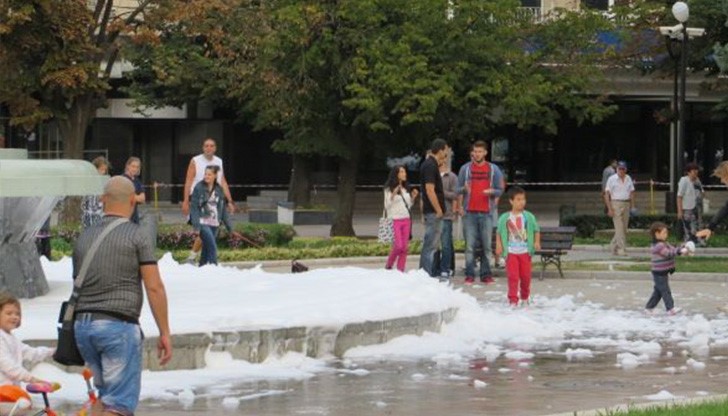 Кръглият фонтан пред сградата на Съдебната палата в центъра на Русе отново се напълни с пяна