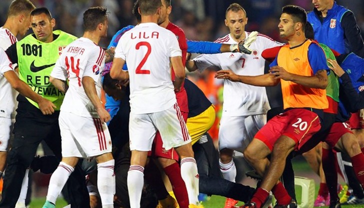 Към футболната асоциация на Сърбия са повдигнати обвинения за използване на пиротехника от феновете Към футболната асоциация на Сърбия са повдигнати обвинения за използване на пиротехника от феновете