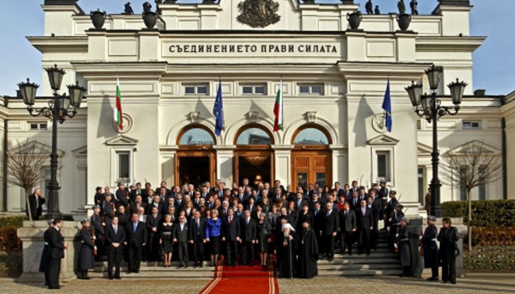 Нека все пак пожелаем на новия парламент успешна работа Нека все пак пожелаем на новия парламент успешна работа