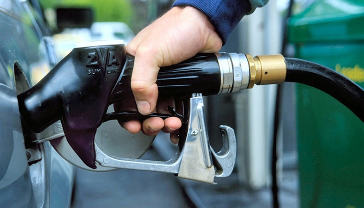 Според експерти основна причина за намалението на цените е драстичното поевтиняване на петрола
