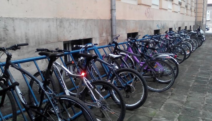 Въпреки капацитета си за 60 велосипеда, съоръжението често побира трудно екологичните превозни средства