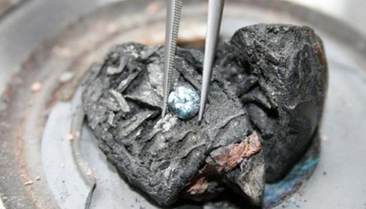 Диамантът може да бъде поставен в гранитна подложка, в кутийка от скъпо дърво или бижу