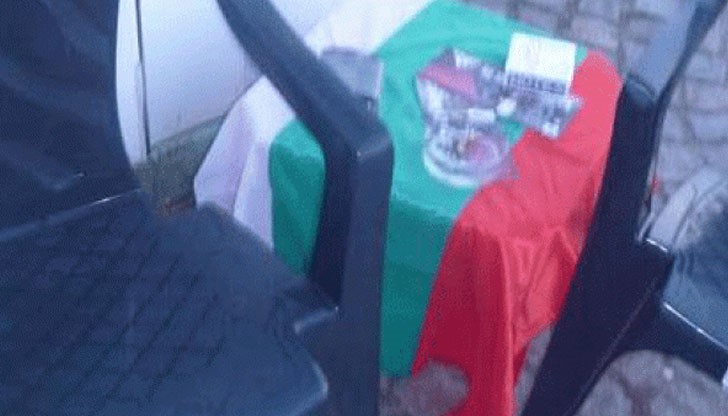 Евгени Начев е използвал трибагреника за малка масичка на частния паркинг до пристанището Евгени Начев е използвал трибагреника за малка масичка на частния паркинг до пристанището