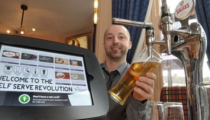 В заведението има три машини за бира, всяка от които е оборудвана с iPad В заведението има три машини за бира, всяка от които е оборудвана с iPad