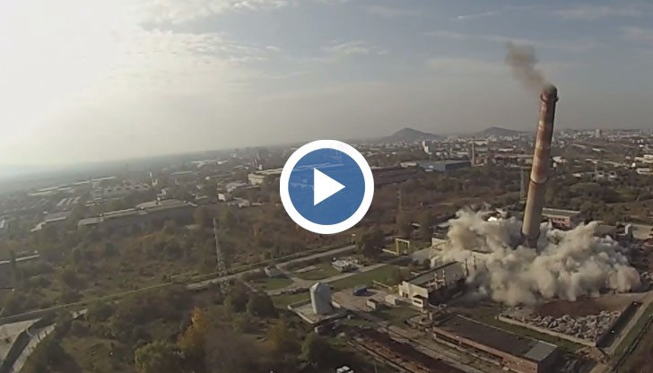 Стотици проследиха взривяването на 120-метровия комин в Пловдив
