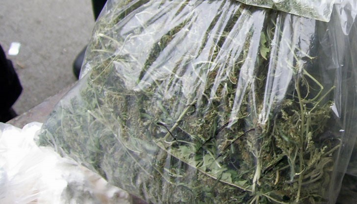 Наркотичното вещество е иззето, а автомобилът - задържан Наркотичното вещество е иззето, а автомобилът - задържан