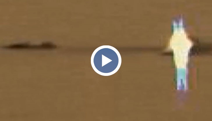 Светещата фигура е заснета в близост до един от кратерите на Марс