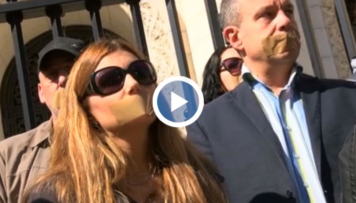 Служители на ТV7 и News7 излязоха на мълчалив протест пред Софийския градски съд
