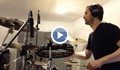 Петер Чех свири на барабани песента "Walk" на групата "Foo Fighters"