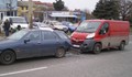Бус помете аварирал автомобил на булевард "Христо Ботев"
