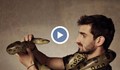 Невиждано! Огромна анаконда ще погълне човек в живо предаване