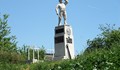 Деца осиновиха паметника на моряка в Русе