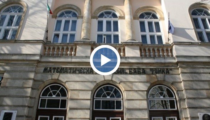 Дванайсетокласниците са завоювали отличието в направление "Информатика" с проекта си "Smart Image Resizer".