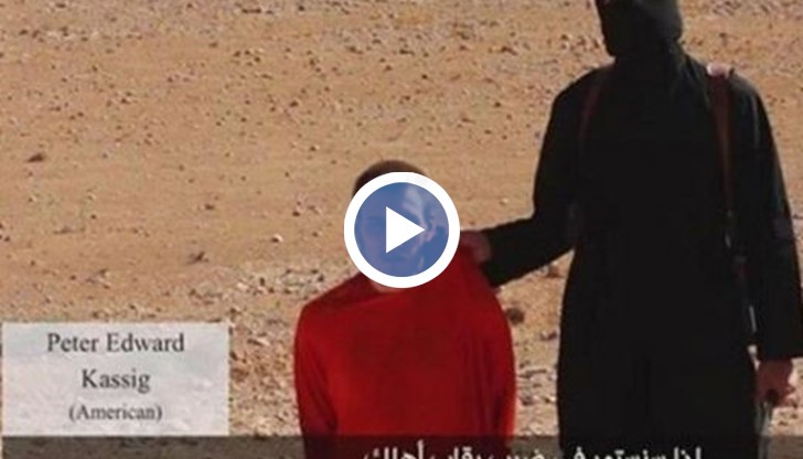 Джихадист се снима с отрязаната глава на Питър Касиг