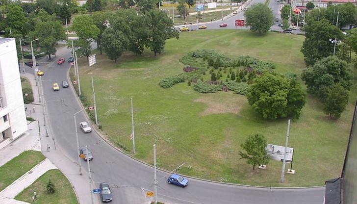 С тържествен водосвет и първа копка днес в Русе започна работата по реконструкцията на кръговото кръстовище между булевардите „Липник“ и Цар Освободител“.