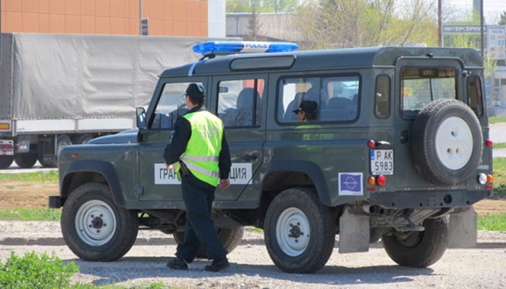 Деветима афганистанци - шестима мъже и три жени, са били задържани тази сутрин в товарен влак на гара "Разпределителна" в Русе Деветима афганистанци - шестима мъже и три жени, са били задържани тази сутрин в товарен влак на гара "Разпределителна" в Русе