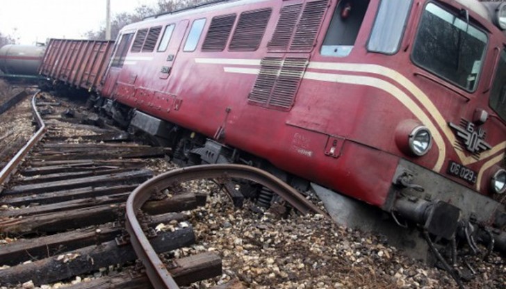 Аварийни екипи ще работят без прекъсване след удара на влак във фадрома
