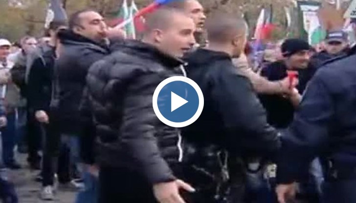 Има и интересни лозунги: "Валери и агент Иван на Бойко правят барабан“