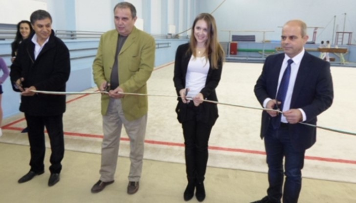 Дивчева обясни, че залата не е ремонтирана основно от нейното изграждане през 1970 година.